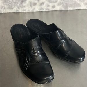 Clarks Bendables black leather heeled slip on mule clogs sz 7.5